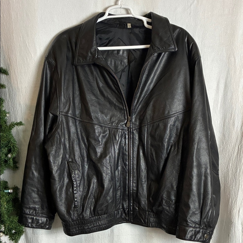 Roundtree & Yorke Sleek Black Leather Jacket​